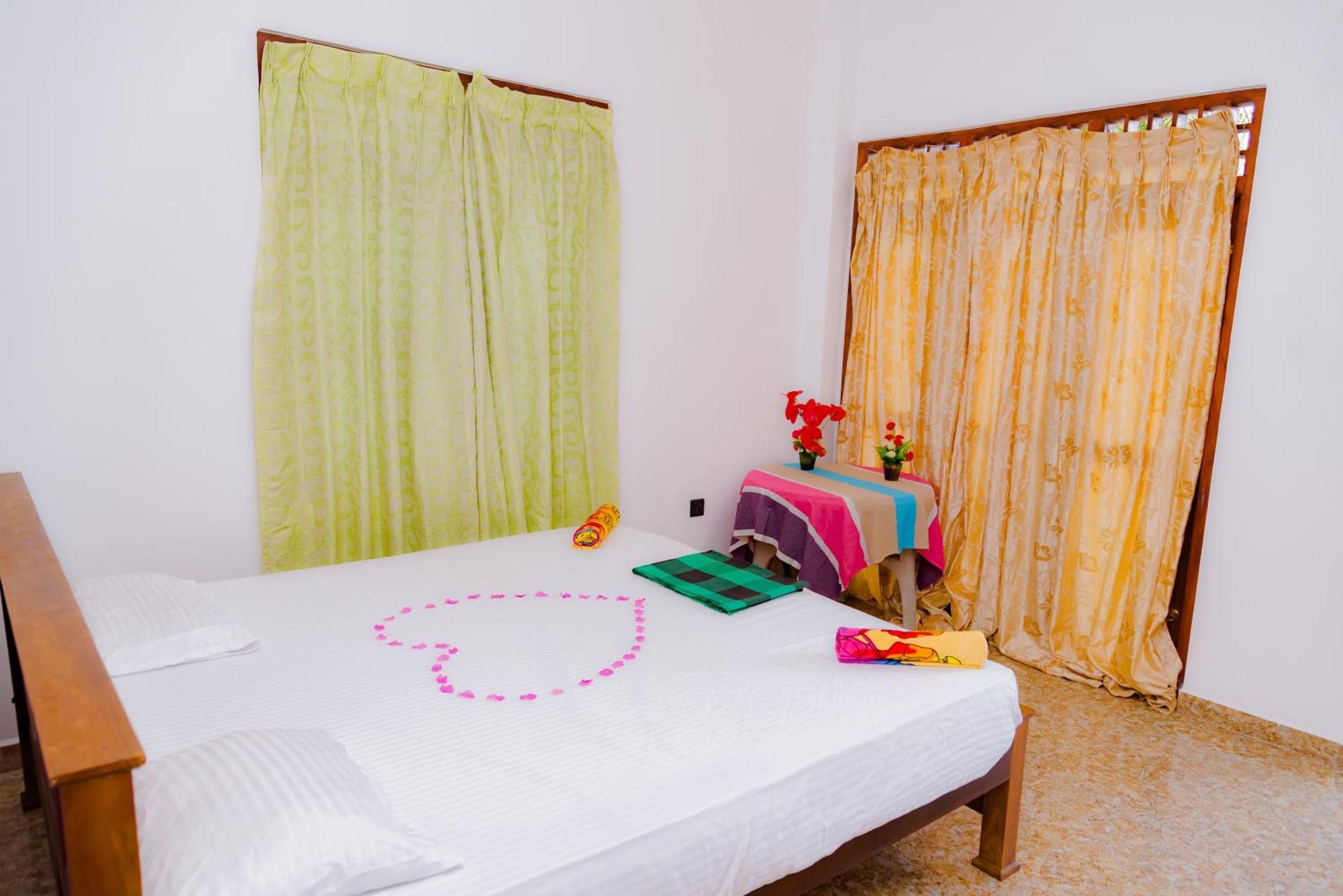 Hotel Charith Guest Tangalle Habitación foto